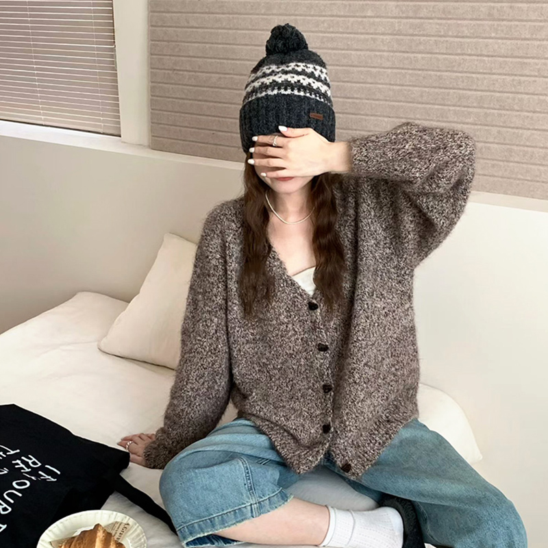 V领花色牛角扣针织开衫女新款