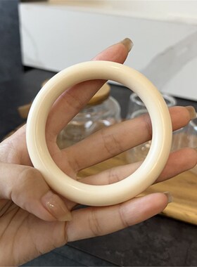 极速象牙果手镯 打灯透光 圈口6x0和63两个尺寸 存在瑕疵  DM116