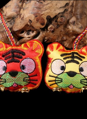 极速端午节手工刺绣老虎头铃铛香包D随身挂件儿童孩子挂脖式五彩