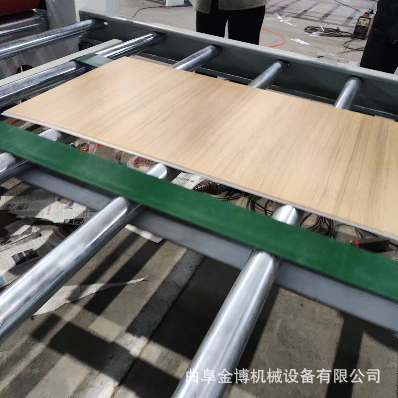防火皮多层板贴面机全自动平贴机金属板spc蜂窝板防火板复合机