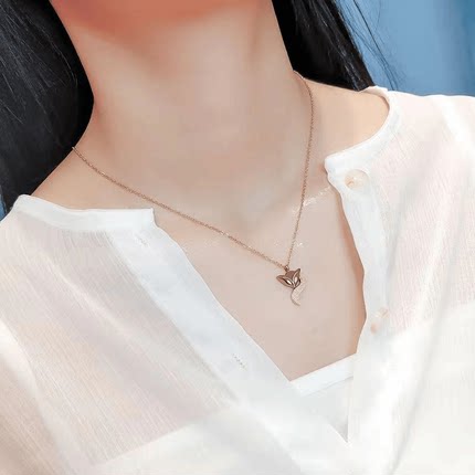 小狐狸项链女款2024新款爆款玫瑰金吊坠锁骨链女高级感钛钢不掉色