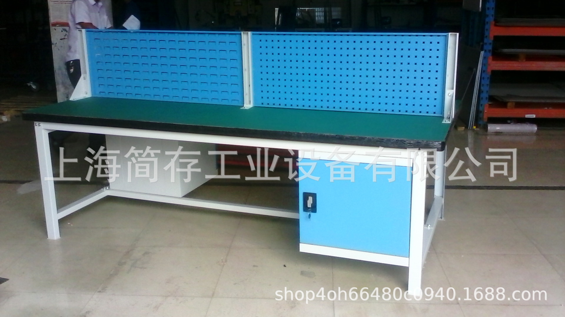 重型双面操作台 绿色复合桌面中型工作台 双面带吊柜带挂板工作桌