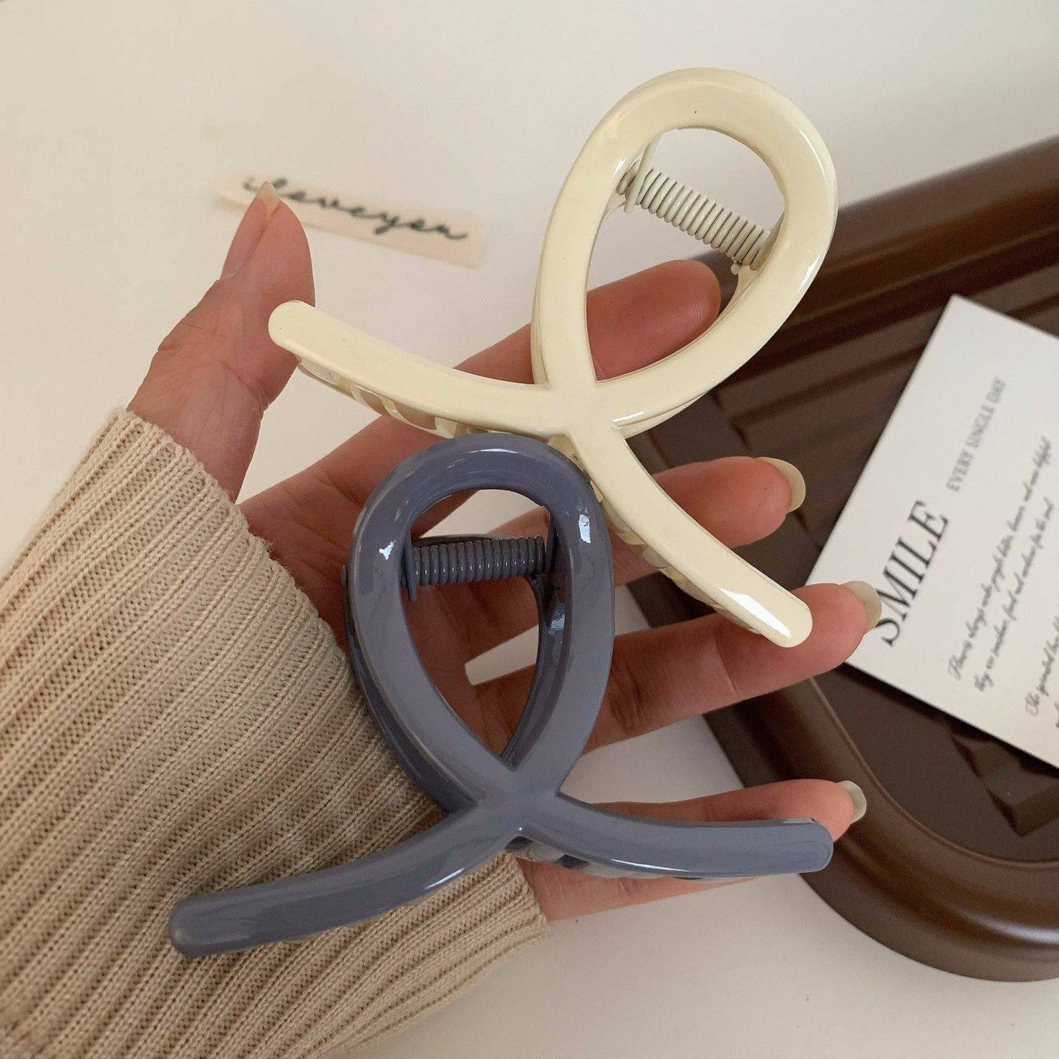 日系手感漆质感交叉抓夹气质百搭后脑勺大容量休闲风中号发抓女