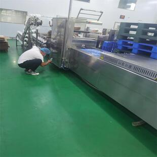 二手麻辣小龙虾拉伸膜包装机 香脆肠全自动拉伸膜真空包装机520