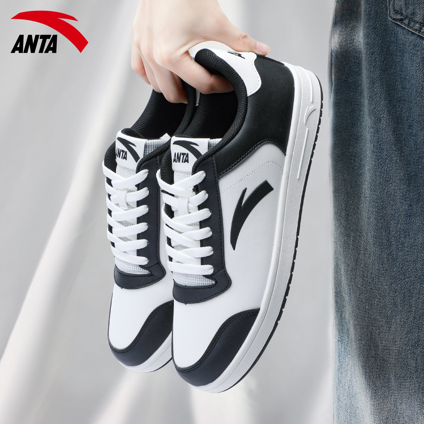 安踏低帮板鞋经典黑白休闲运动