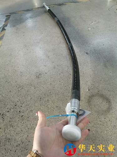 200-8动臂底右侧第二根油管