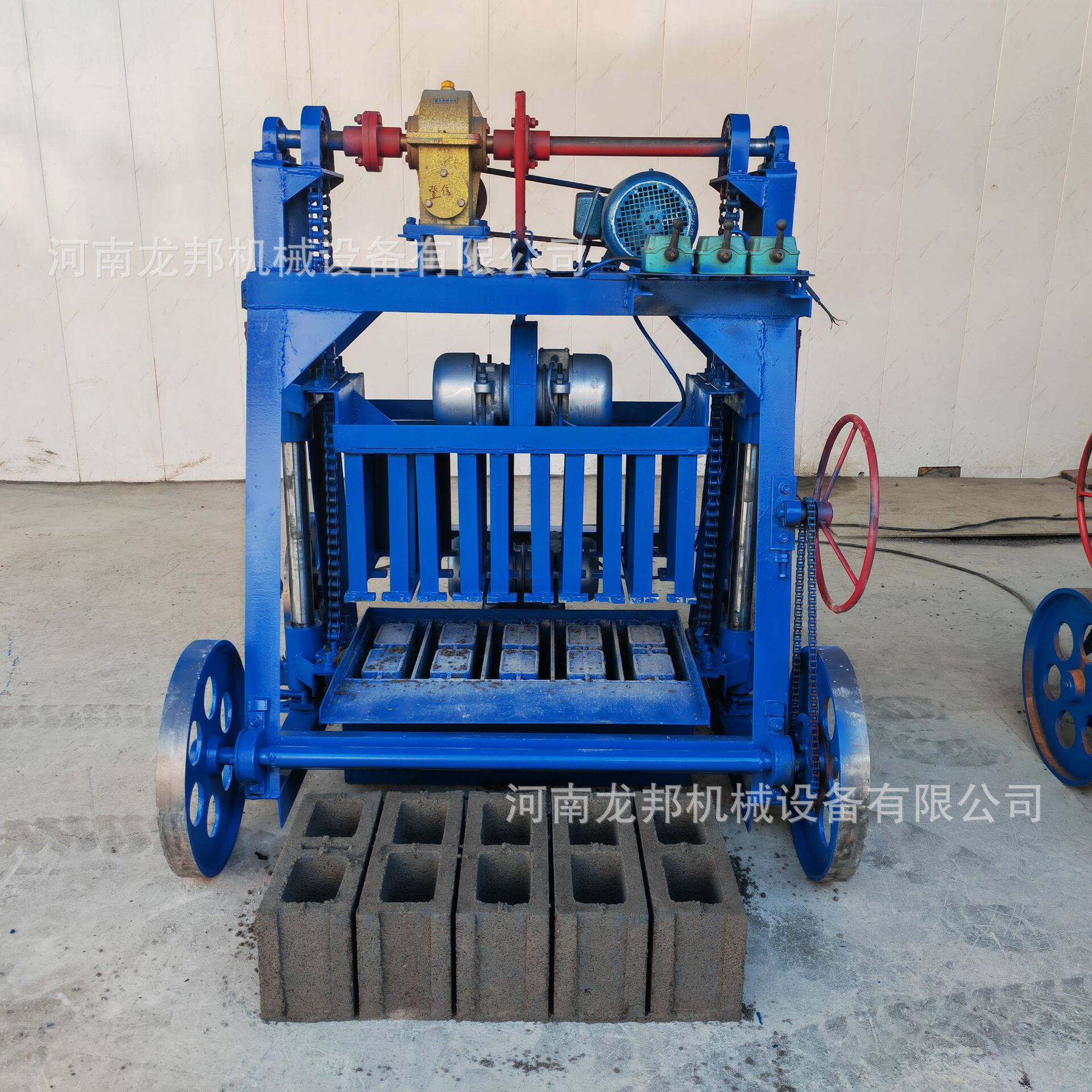 大轮移动混凝土制砖机免烧空心砖机多功能可换模具砖机龙邦机械