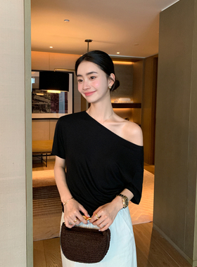 Maven Lin 淡人穿搭|气质白色斜肩上衣短袖女随性宽松褶皱露肩t恤