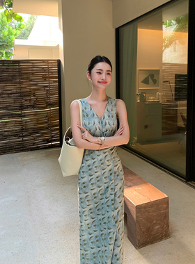 Maven Lin 海滨长滩|氛围感裹式印花连衣裙女绑带式V领气质背心裙