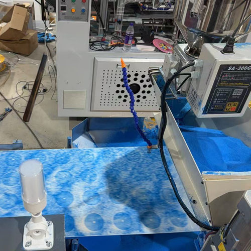 一次性烟灰缸底纸原材料生产设备带灭烟沙全自动一出4一出6