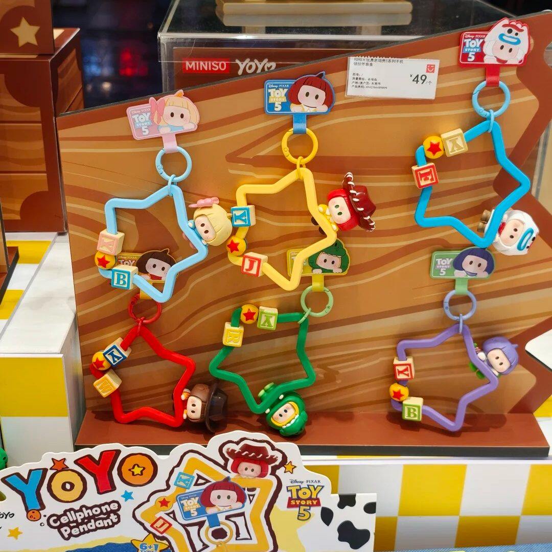 现货正版名创优品右右酱YOYO玩具总动员5系列手机链挂件盲盒潮玩