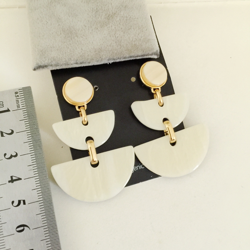 耳针 美系J 米黄压克力坠 金色底 看好尺寸不退 1014