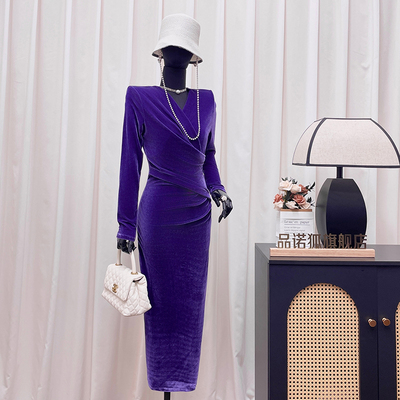 品诺狐2025不规则金丝绒长袖连衣裙深紫色新品V领长款百褶包臀裙