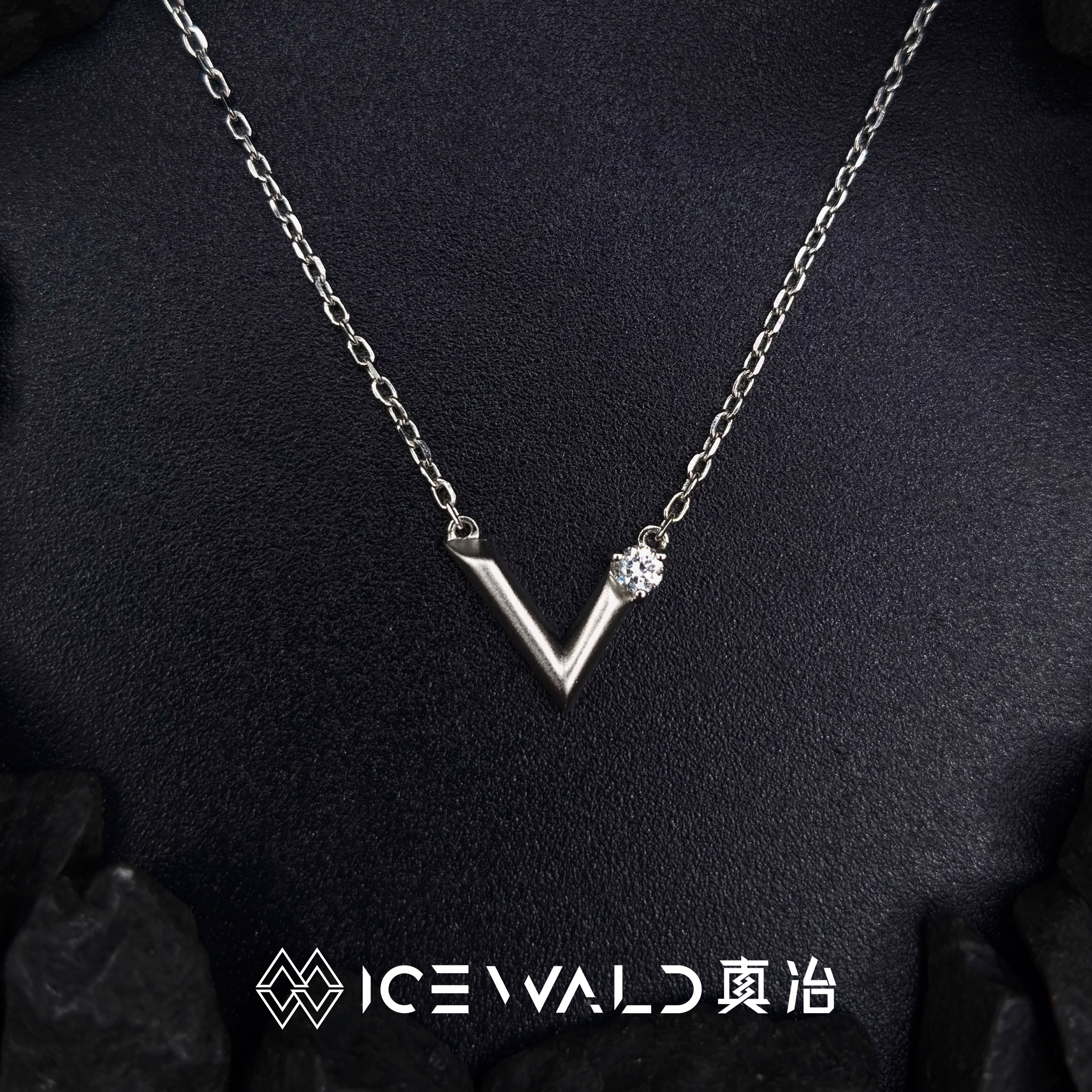 ICEWALD真冶 V字项链吊坠简约金色轻奢叠戴锁骨链