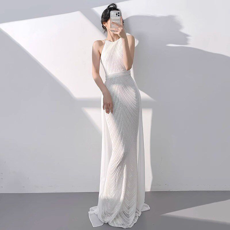 白色晚礼服女2025新款主持人鱼尾亮片气质高端轻奢小众挂脖连衣裙