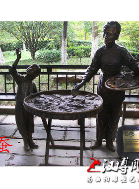 极速民俗小品玻璃钢妇女织布小孩玩耍雕塑纺车P纺织主题铜雕公园