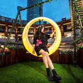 网红月亮秋千发光单人吊椅风景区公园多人摇椅户外大型游乐设备定