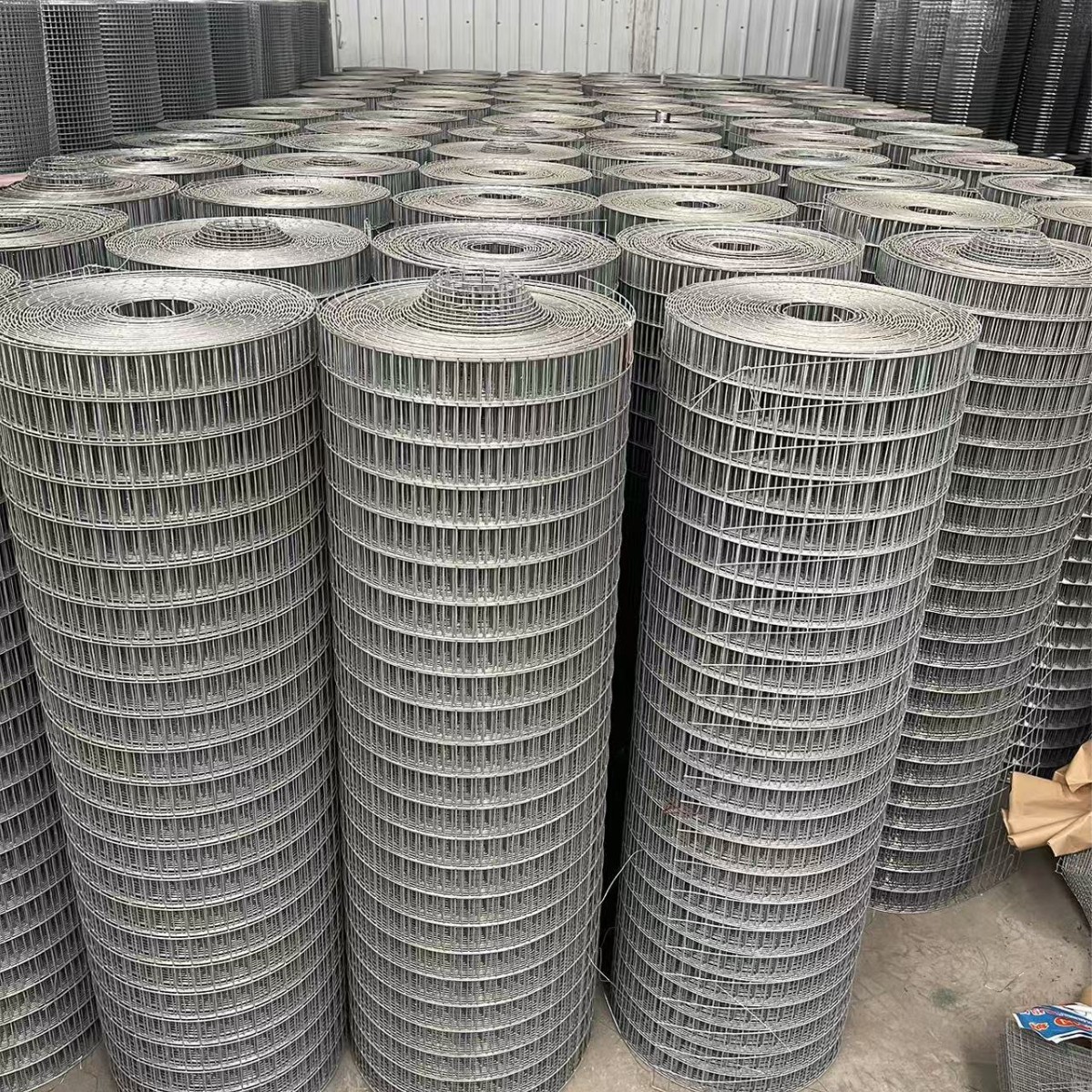 电焊网 养殖围栏防护铁丝网内外墙保温抹灰网防裂镀锌电焊网
