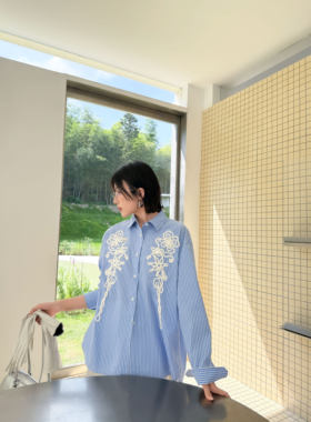 2025秋季新款女装手工绣花宽松蓝色条纹衬衣