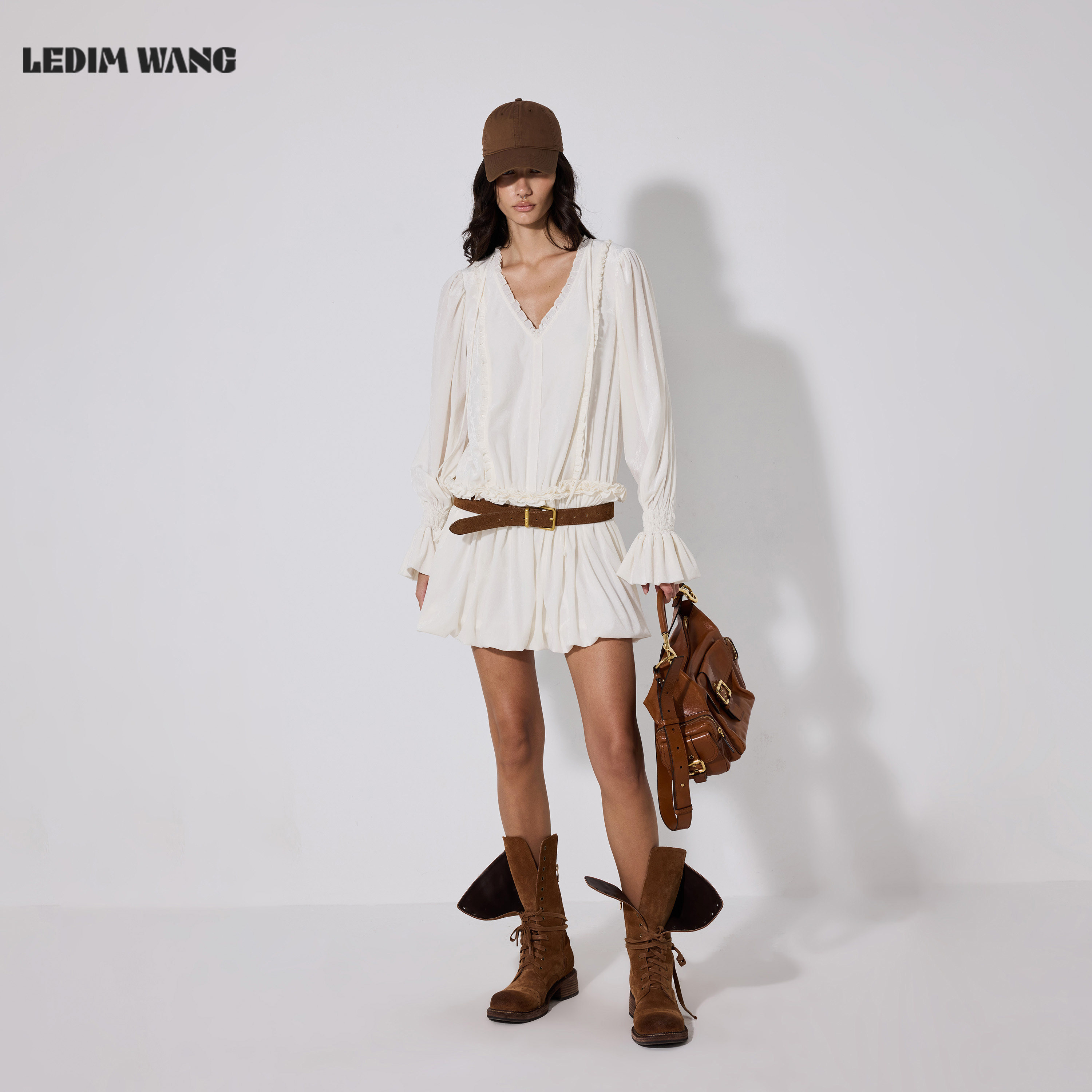LEDIM WANG法式慵懒风连衣裙女2026秋新款白色立体荷叶边丝绒短裙