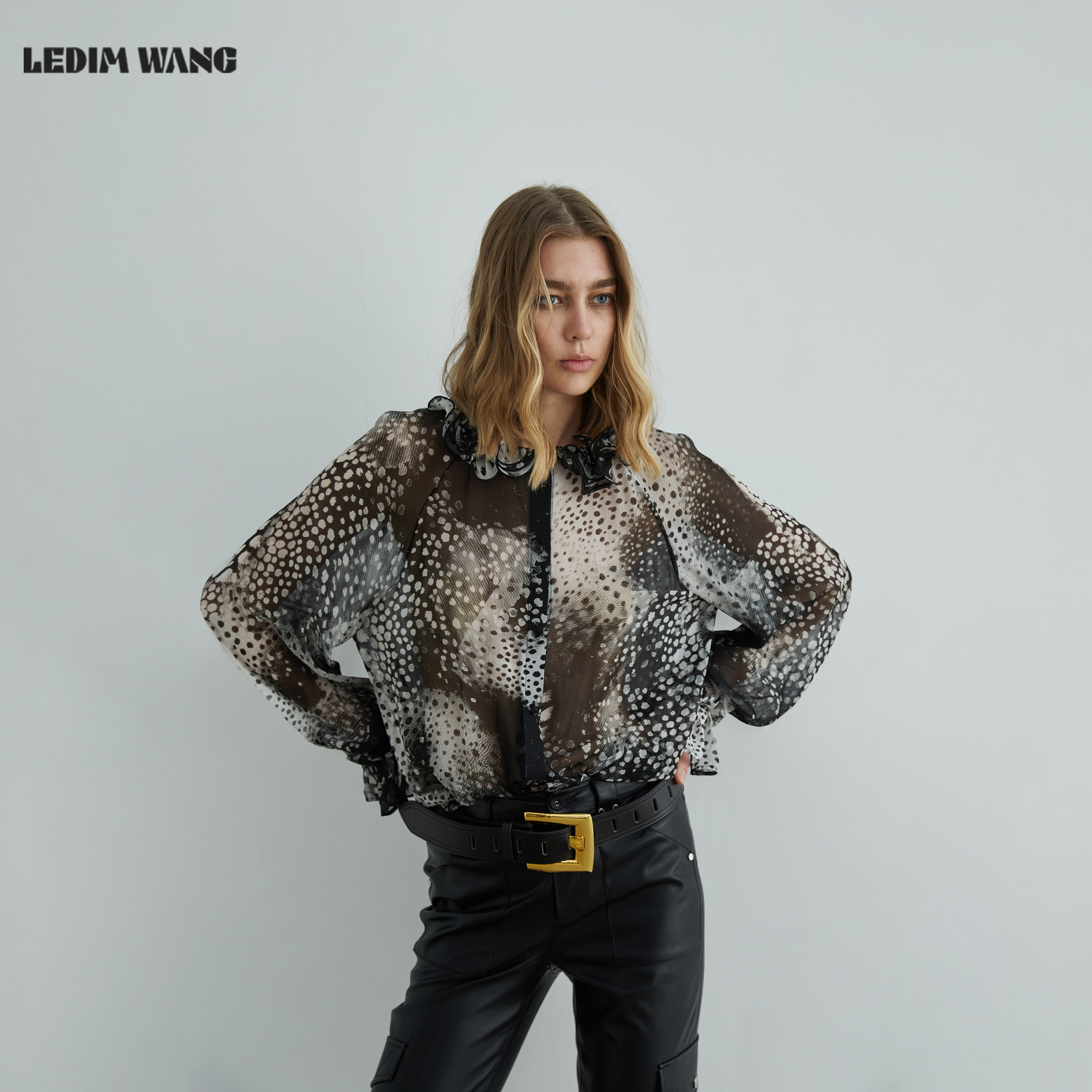 LEDIMWANG豹纹解构荷叶领雪纺衫