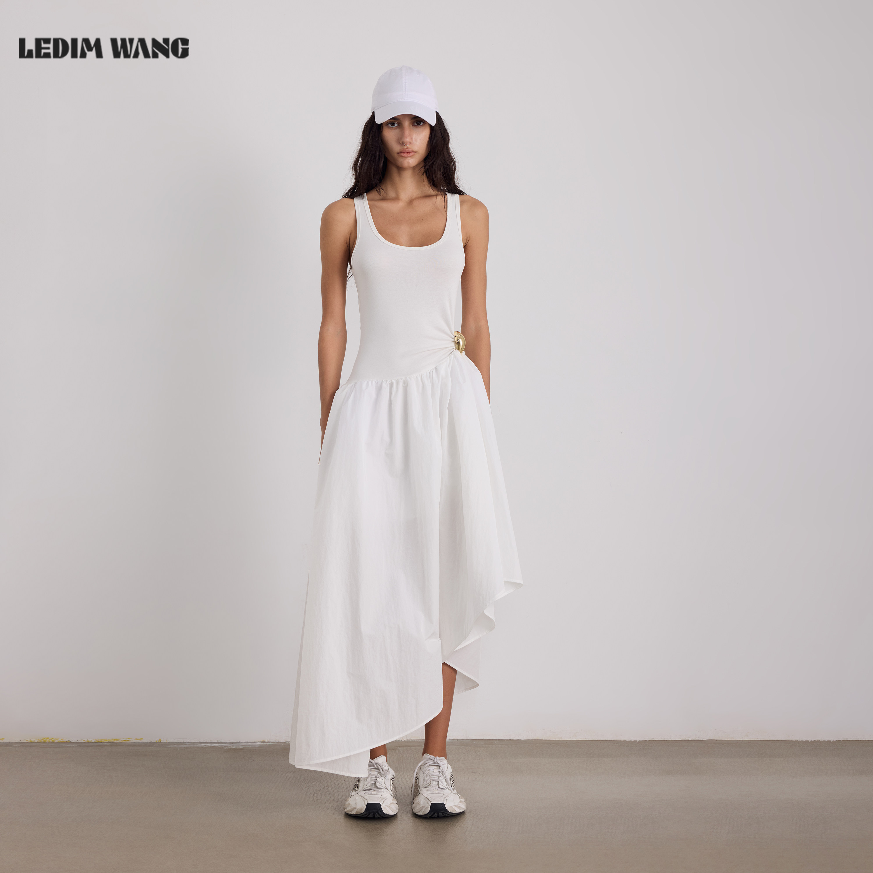 LEDIM WANG金扣拼接背心连衣裙女2026夏季新款白色收腰斜摆长裙