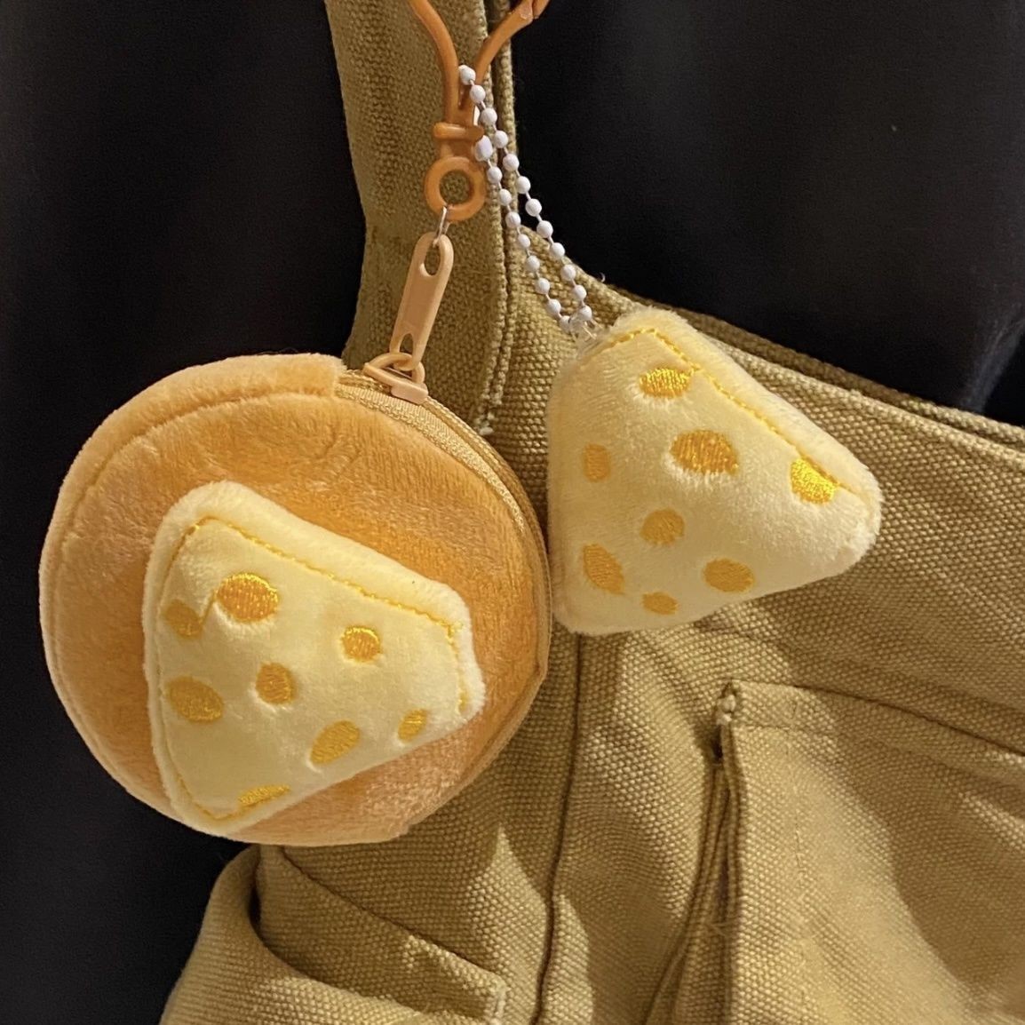 卡通毛绒奶酪耳机包毛绒包包挂件超可爱奶酪耳机包挂件