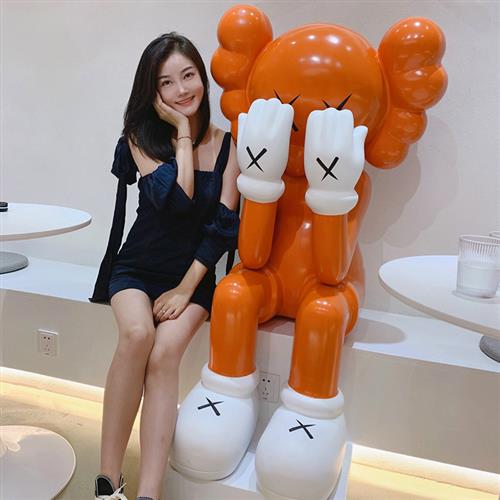克莱因蓝网红店kaws落地大摆件坐姿美发店公仔玻璃钢雕塑客厅装饰