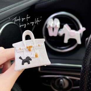 汽车香水香薰2025新款轻奢包包挂件女士高级感车载香水出风口香氛