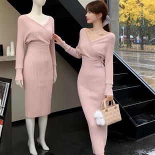 法式风粉色针织裙女2025年交叉V领收腰长袖包臀裙秋冬针织连衣裙