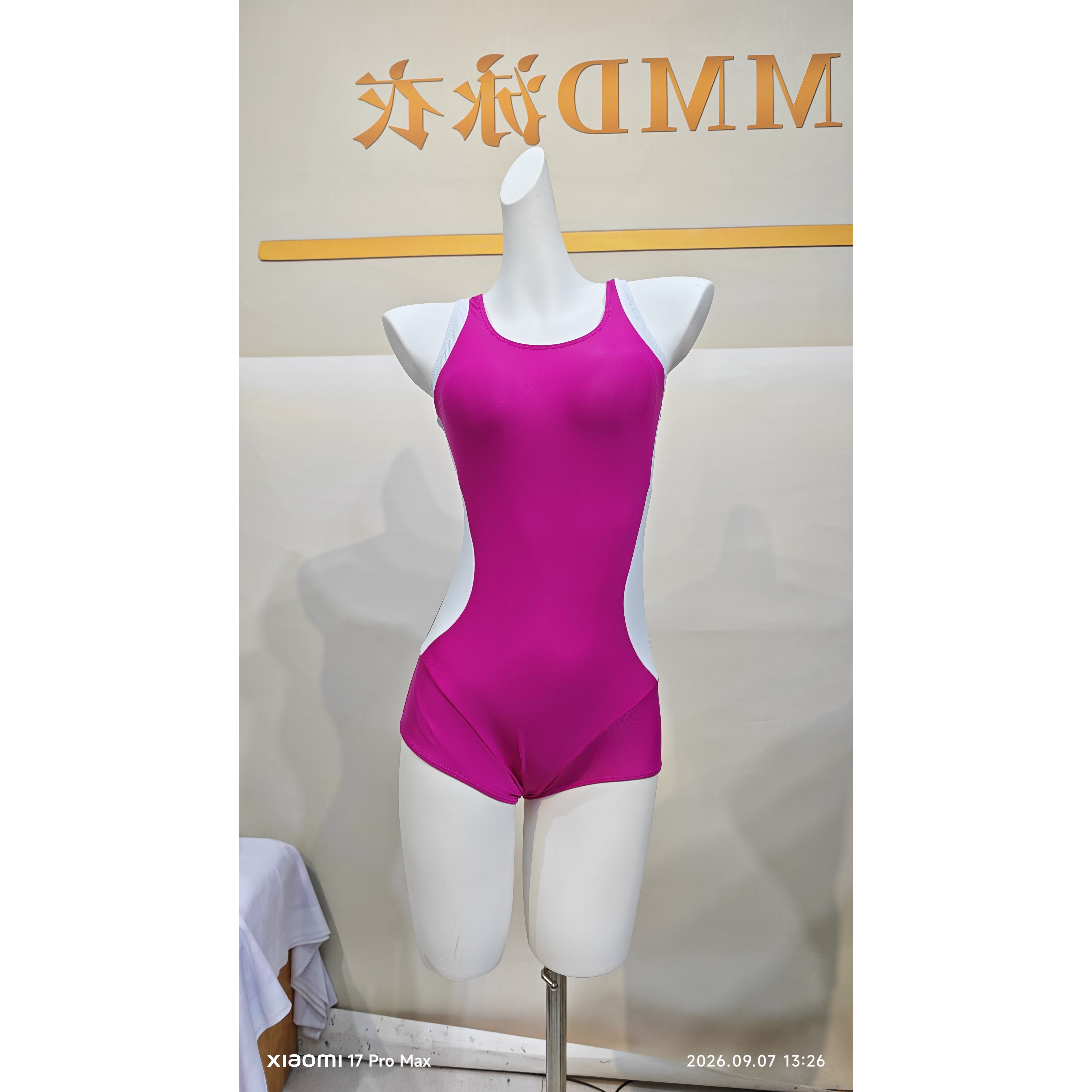 运动风修身显瘦女士低叉三角连体泳衣温泉游泳竞速速干视觉收腰线图片