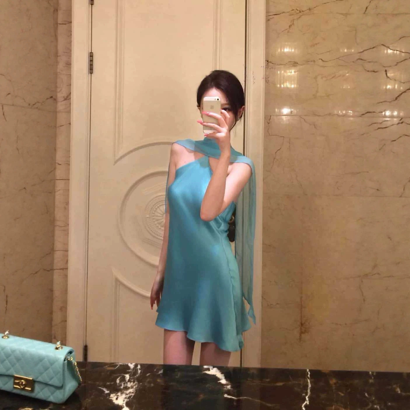 生日裙子高级感party蓝色小礼裙缎面礼服短款法式挂脖连衣裙女夏
