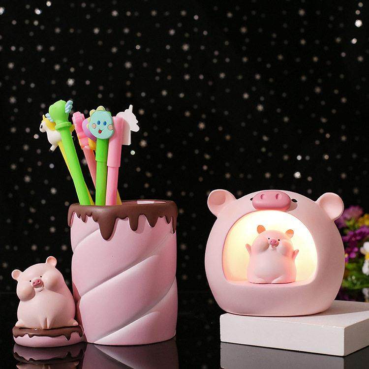 创意卡通猪囡囡笔筒办公桌面收纳装饰摆件床头小夜灯学生礼物礼品,家居饰品,桌面摆件,淘宝优惠券,粉丝福利购,淘宝优惠卷