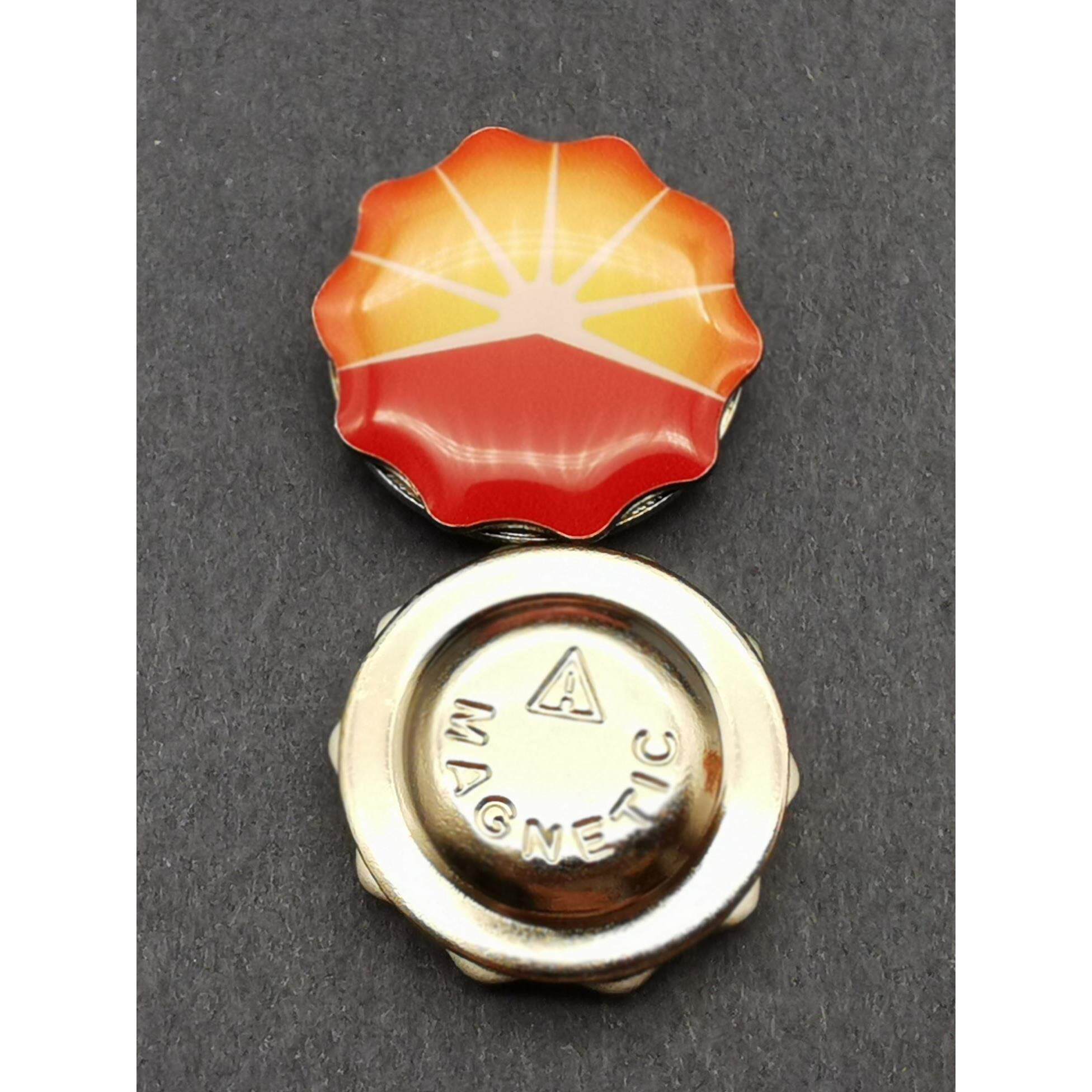 现货金属宝石花徽章中石油胸针领徽胸牌蝴蝶扣磁铁胸针铜材质滴塑