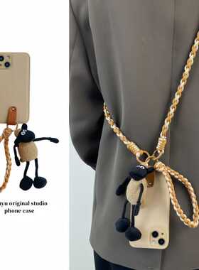 毛绒小羊公仔挂件适用于iPhone15promax斜跨手机壳新款苹果14promax手绳手机套创意13pro手腕绳12侧背防摔