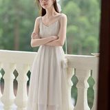 法式温柔气质白色吊带连衣裙女夏季2025新款度假风收腰裙子小个子，商品下架区，凯文服饰