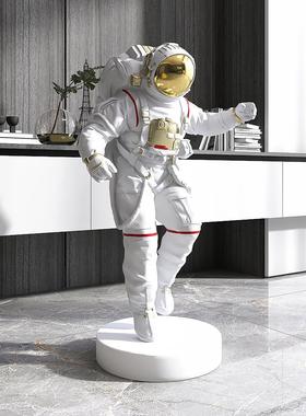 北欧宇航员客厅落地摆件电视柜旁边大型太空人玄关办公室迎宾装饰