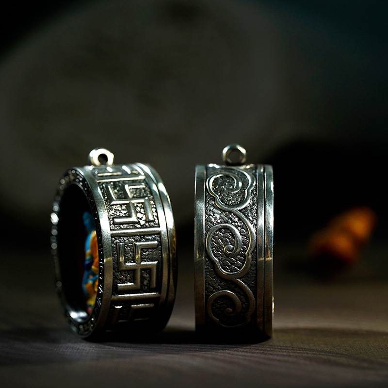 西藏纯手工彩绘手绘扎基拉姆擦擦吊坠随身黄财神小佛像嘎乌盒项链