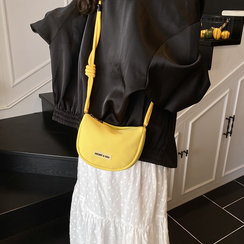 超火糖果色迷你饺子包女2025新款时尚街头单肩斜挎小巧轻便手机包