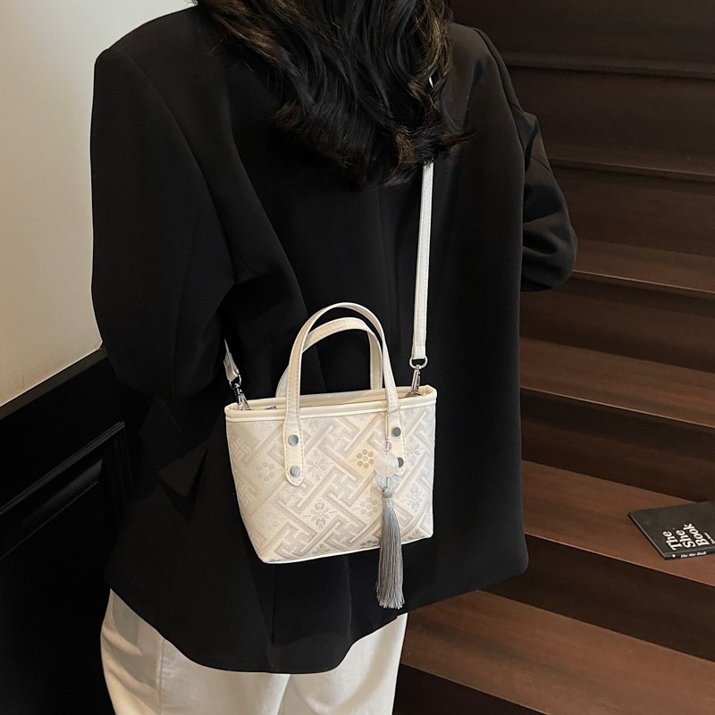 今年流行手提水桶包女式2025新款新中式国风单肩小拎包通勤斜挎包