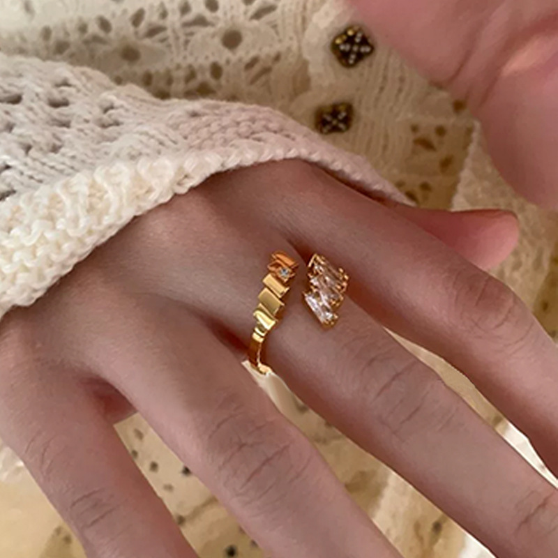 2023 New Arrival Simple Temperament Irregular Zircon Metal