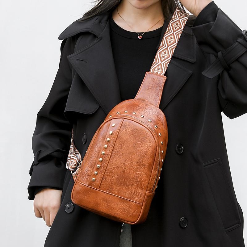 胸包女2025新款潮时尚百搭单肩斜挎包女休闲小众设计感胸前包软皮