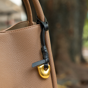 小众设计文淇同款勇气石转运筒包包挂件棕色金属饰小众高级感配饰