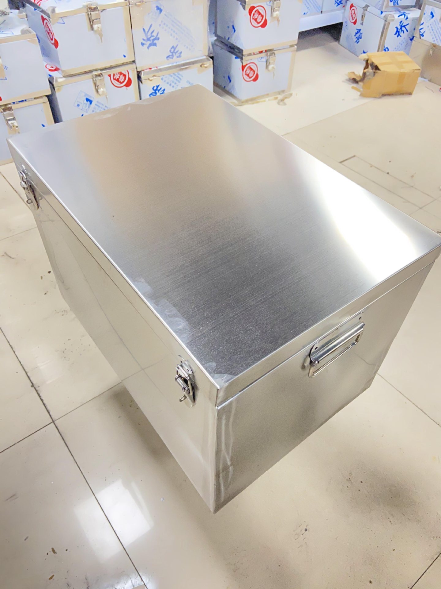 304不锈钢加厚带锁工具箱