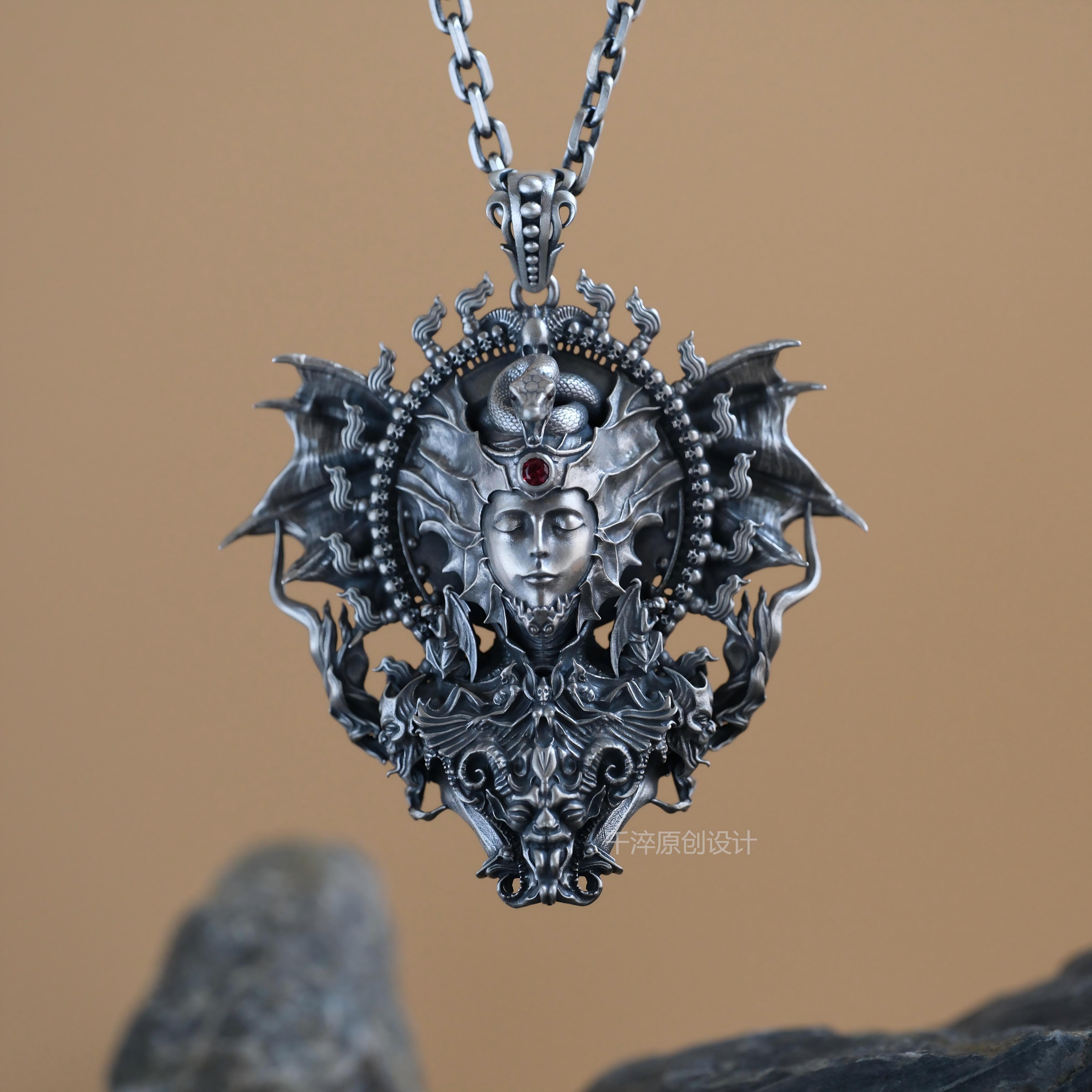 千淬原创美杜莎吊坠925蛇女吊牌