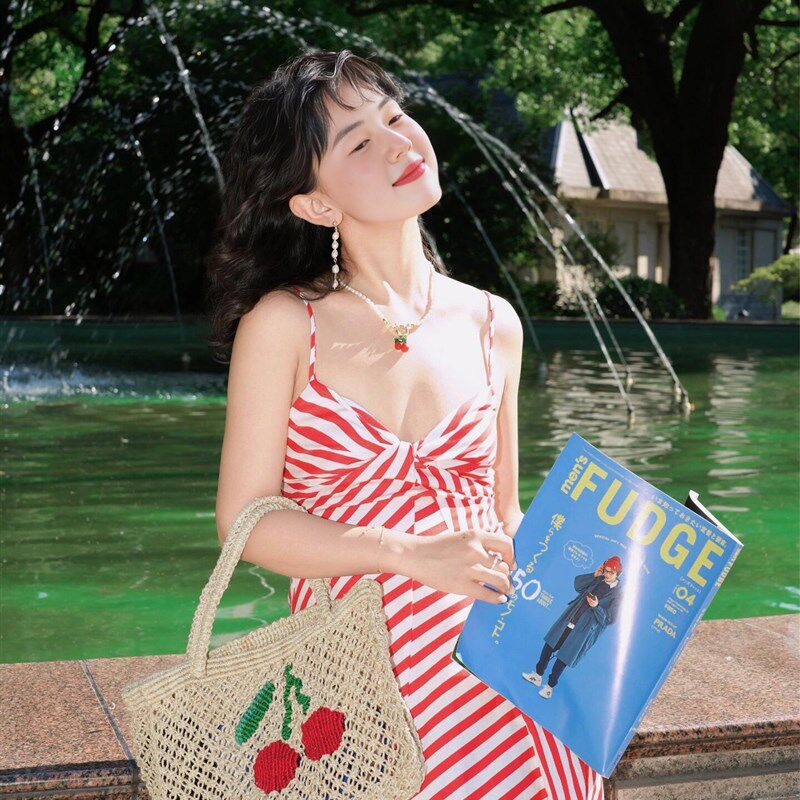 速发红色条纹V领性感吊带连衣裙夏季新款高腰海边度假风别致长裙