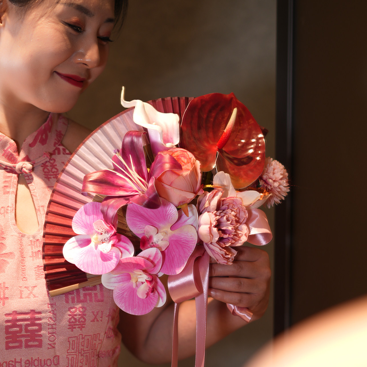 速发中式结婚折秀手捧花扇娘领证出嫁摄影花晨袍新禾捧花婚庆喜品