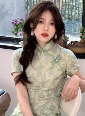 Mc。欧洲站2024新款新中式旗袍年轻款收腰显瘦绿色碎花国风连衣裙