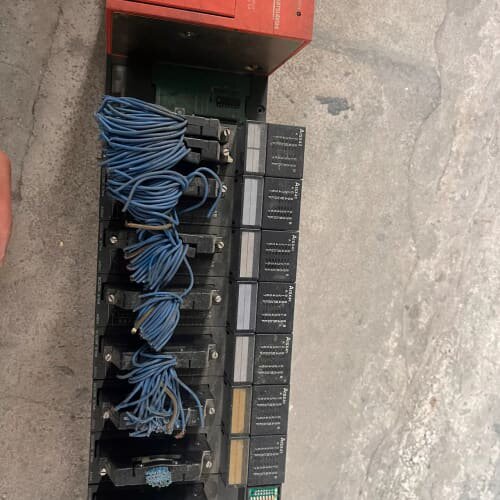 议价三凌PLC一套，拆机件，功能正常。外观有使用痕迹，接口齐全