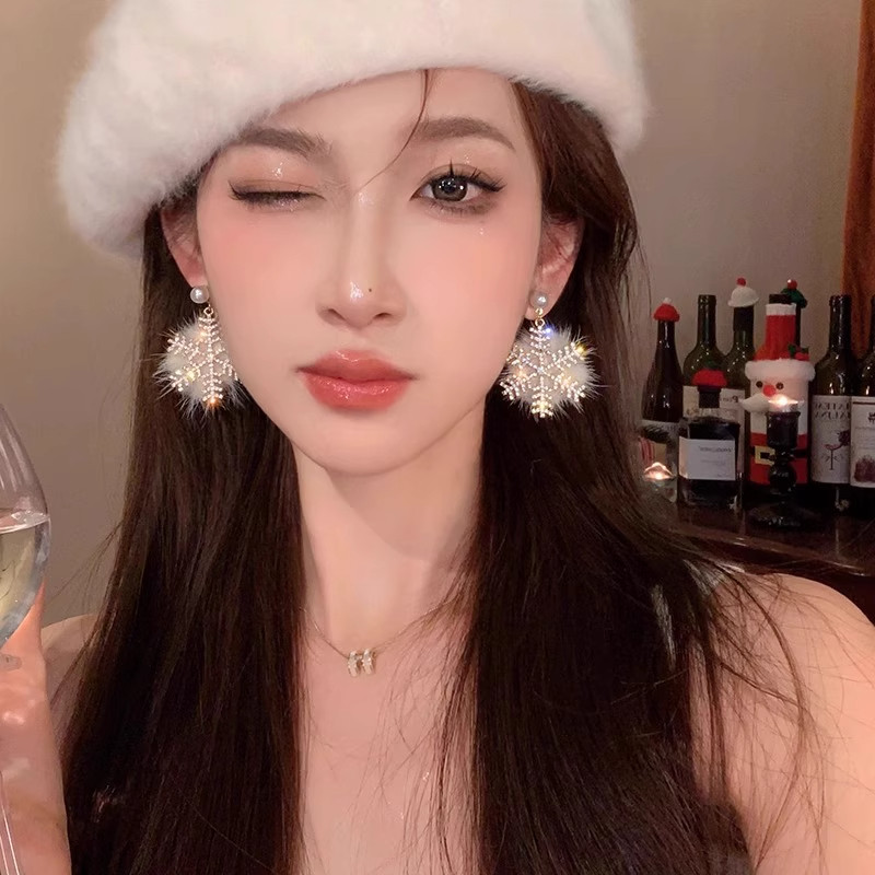 毛茸茸雪花毛绒耳钉高级感秋冬毛球圣诞耳环2025新爆款轻奢耳饰女